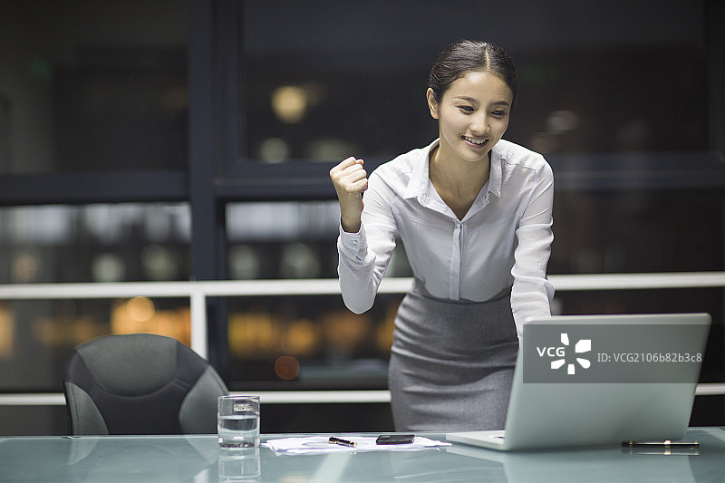 年轻商务女士在办公室工作图片素材