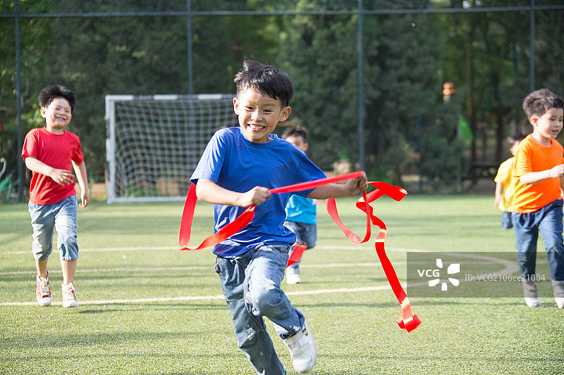 男孩们正在田径比赛图片素材