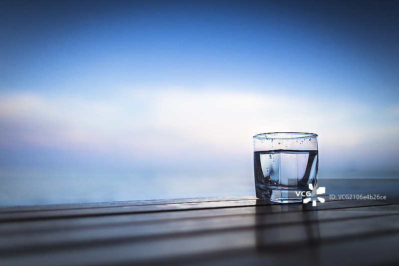 海滩酒吧桌上的杯子图片素材