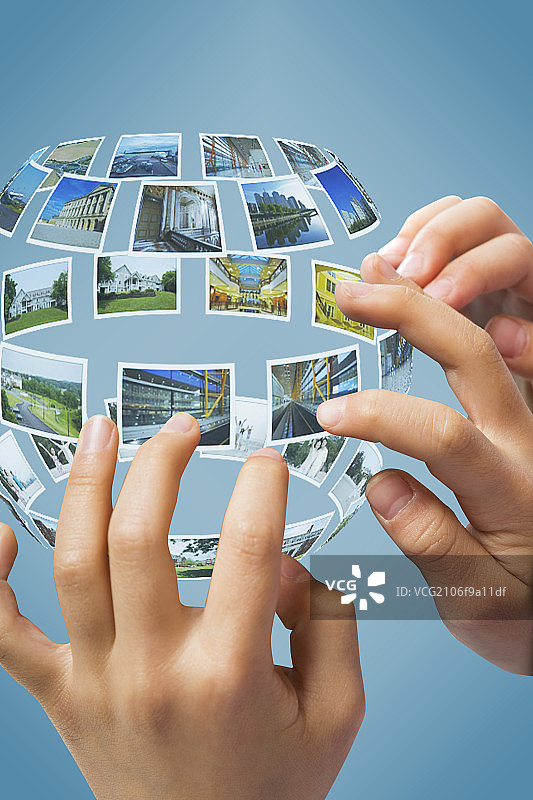 儿童的手和地球仪图片素材