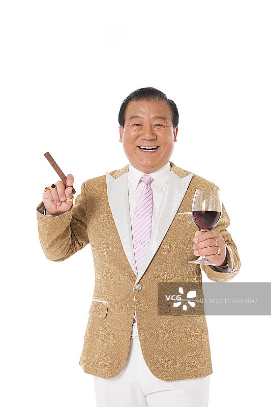 成功男人拿着红葡萄酒杯图片素材