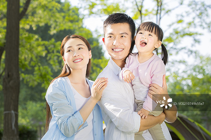 一家三口户外游玩图片素材