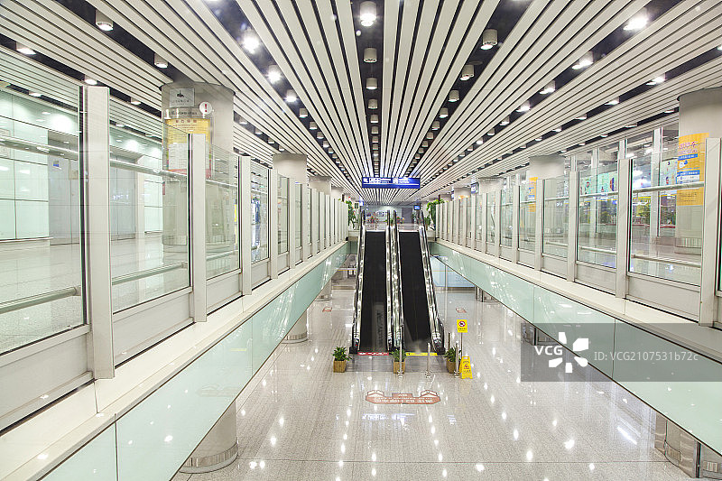 机场明亮大厅中的电动扶梯图片素材