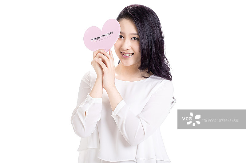 年轻女人拿着心形物品图片素材