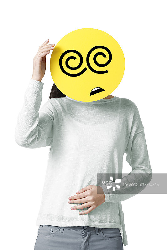 年轻女子戴着一张头晕目眩的卡通脸图片素材