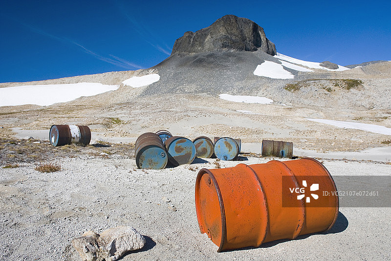 Fuel drums abandoned by miners图片素材