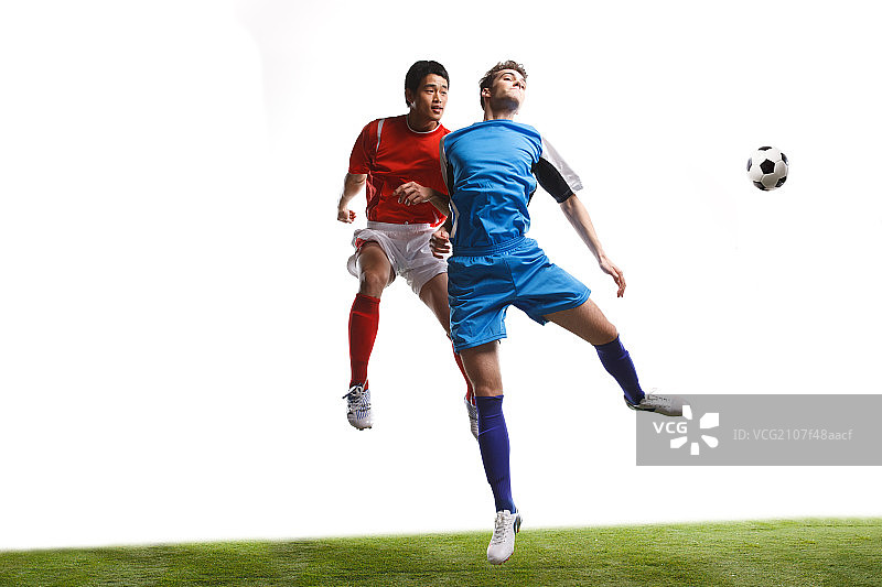 足球运动员踢球图片素材