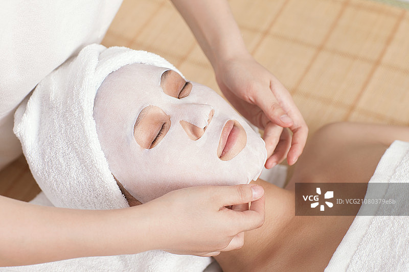 一个做面膜的年轻女士图片素材