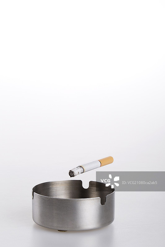烟与烟灰缸图片素材