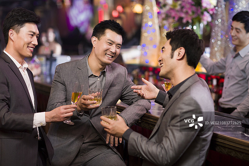 商务人士在酒吧聊天图片素材