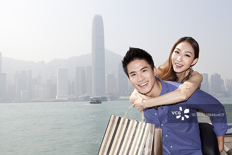 年轻情侣与购物袋图片素材