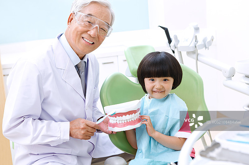 东方医生和病人图片素材