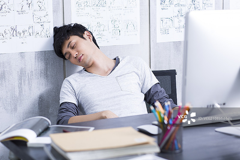 年轻男子在办公室打盹儿图片素材