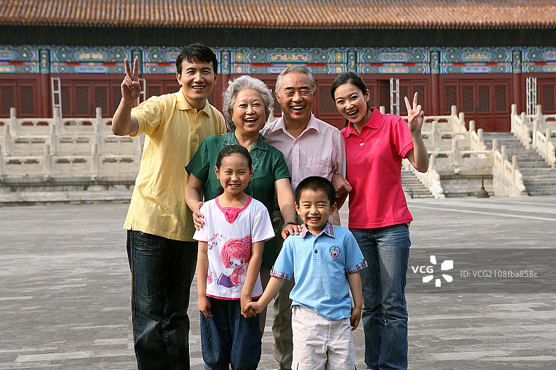 东方家庭在故宫太庙图片素材