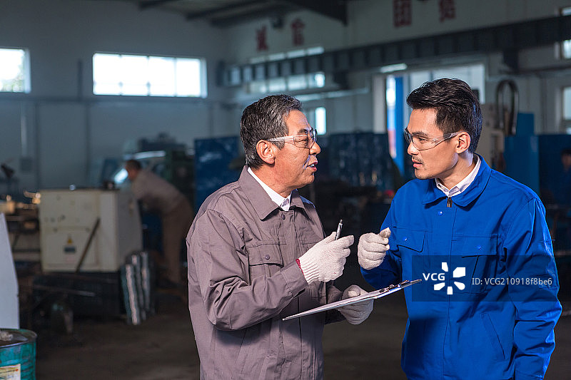 车间工人在工作图片素材