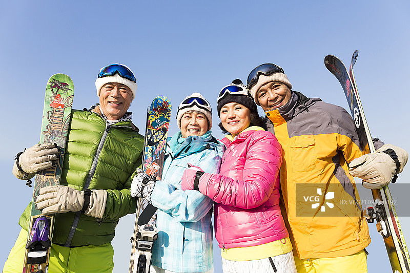 快乐的老年人冬季滑雪图片素材