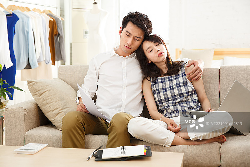 疲劳的青年情侣图片素材