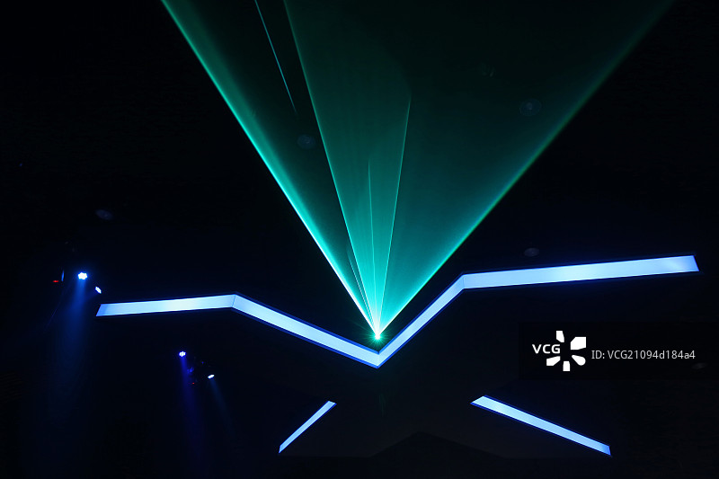 黑色背景下的绿色光线图片素材