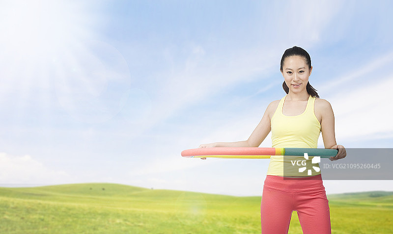 棚拍年轻女人举哑铃图片素材