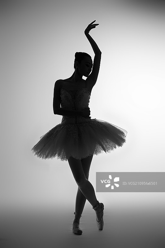青年女人跳芭蕾舞图片素材