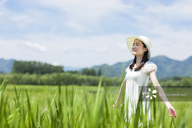 草地里的年轻女孩图片素材