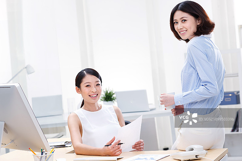 年轻的商务人士在办公室快乐工作图片素材