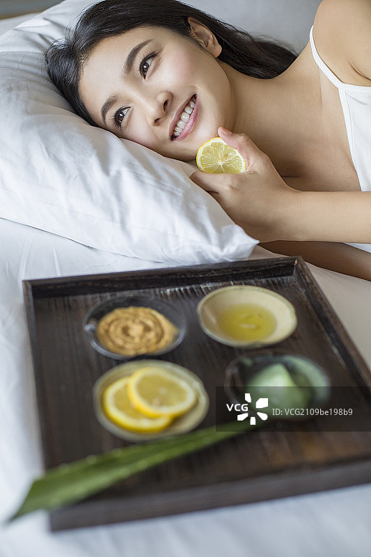 年轻女子和天然面膜图片素材