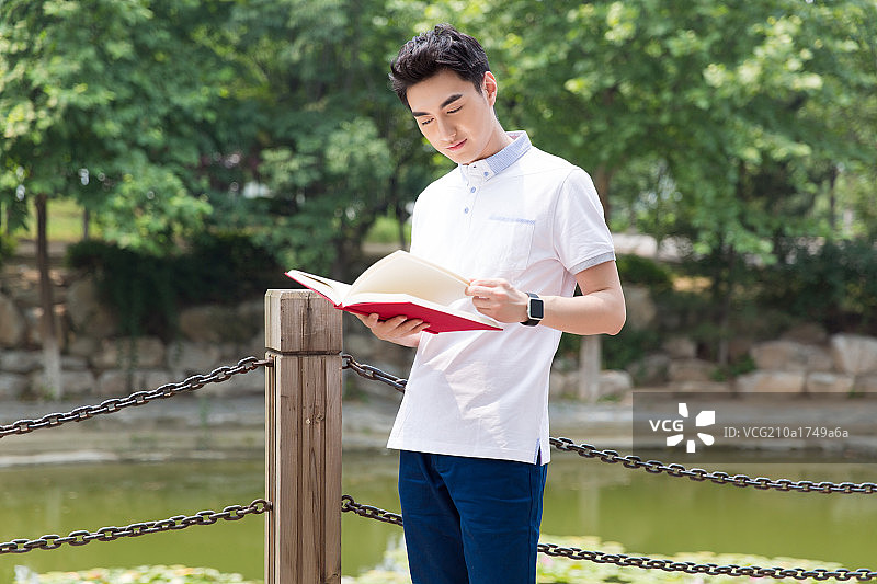 认真阅读的大学生图片素材