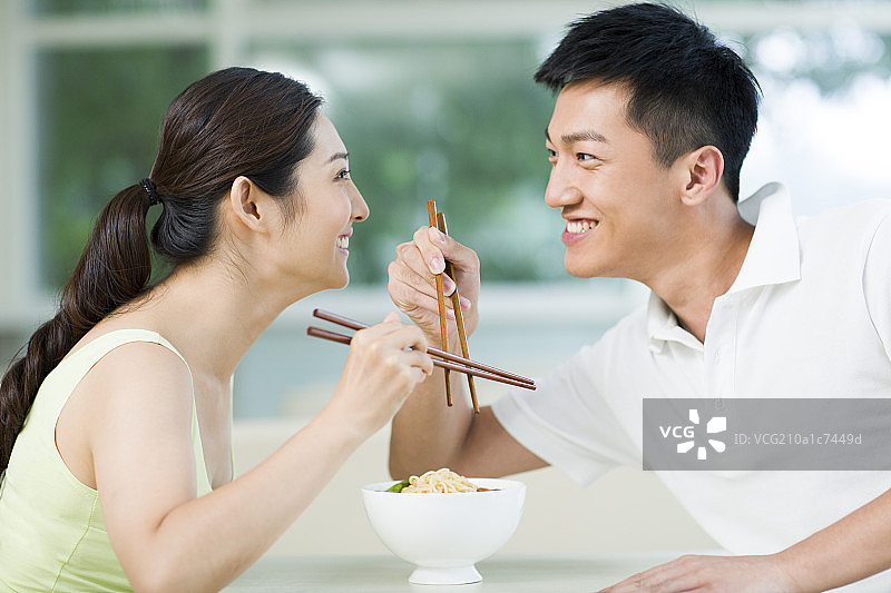 情侣在餐厅吃面图片素材