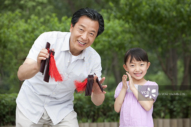 爷爷为孙女表演快板图片素材