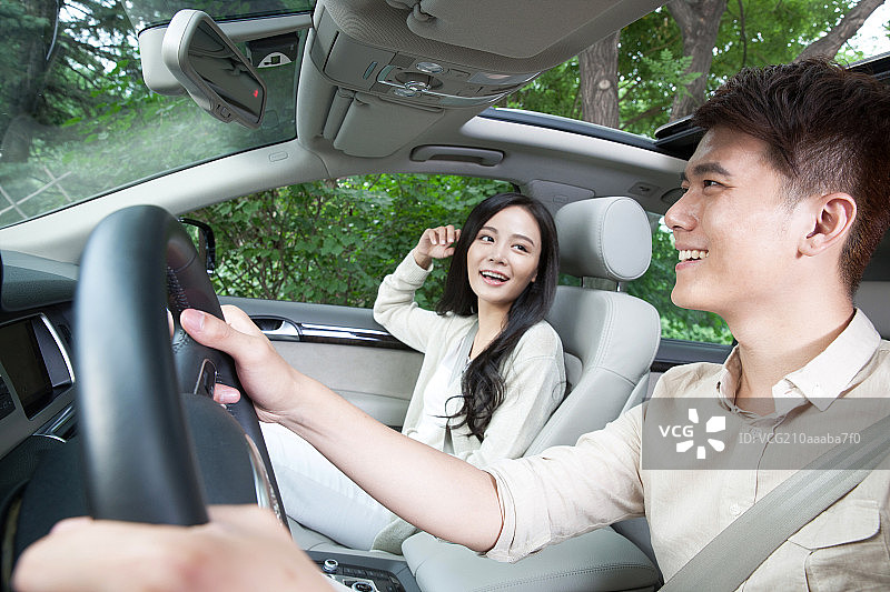 青年夫妇驾车出游图片素材