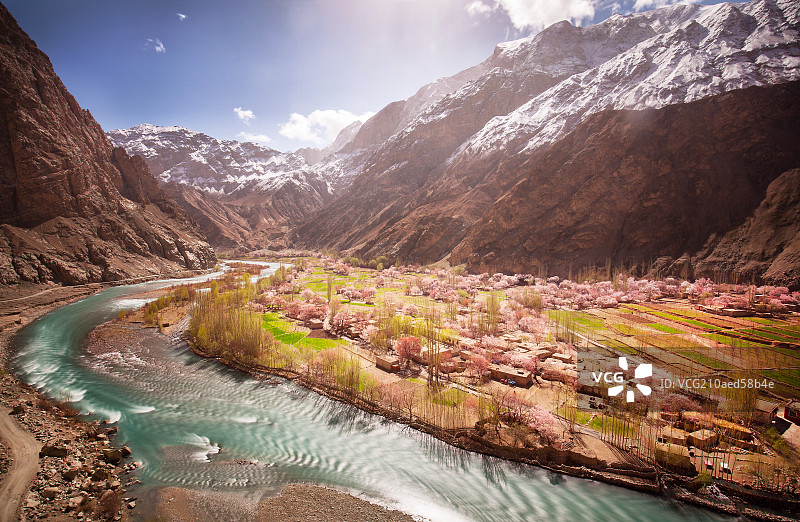 雪山下的杏花村图片素材