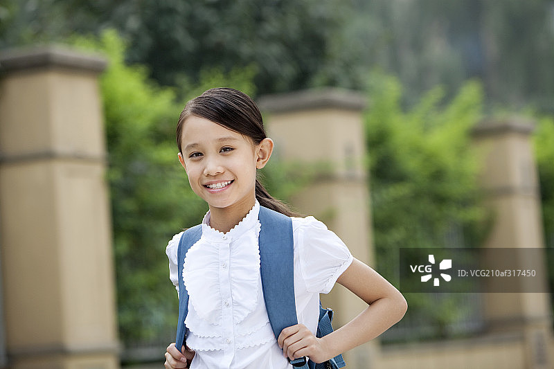 背书包的小学生在校园里图片素材