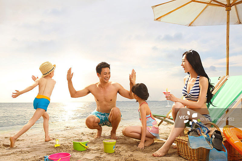快乐家庭在海边玩耍图片素材
