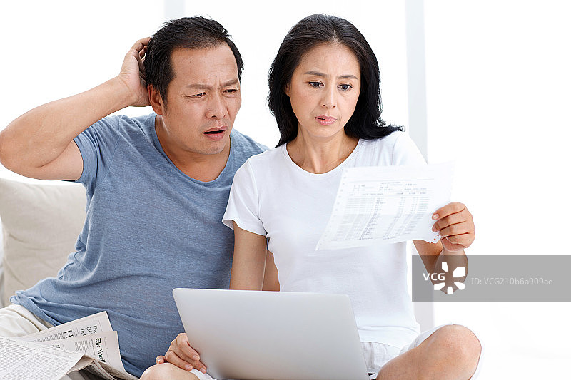 中年夫妇震惊的看着帐单图片素材