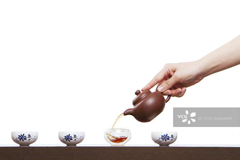 一只手在倒茶特写图片素材