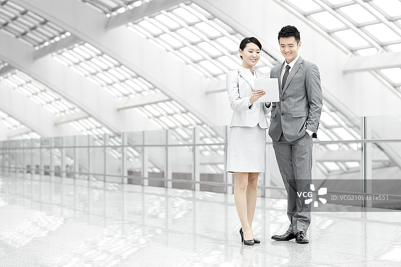 商务人士在机场谈话图片素材