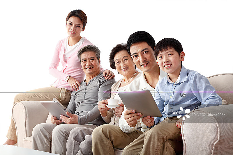 坐在沙发上的一家五口图片素材