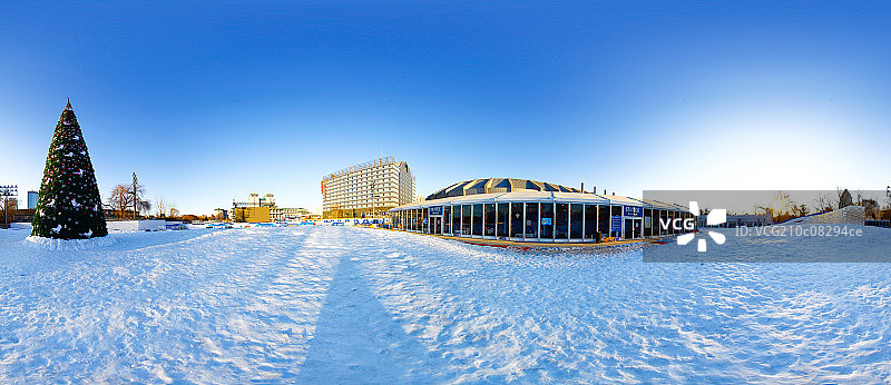 户外雪场和圣诞树图片素材