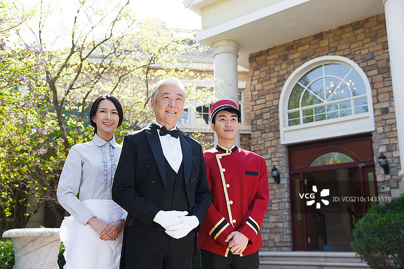 管家和侍者迎接客人图片素材