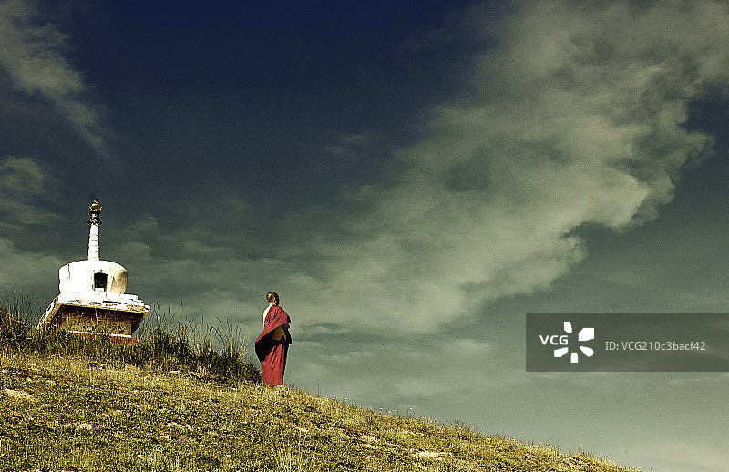 藏传佛教的白塔与喇嘛图片素材