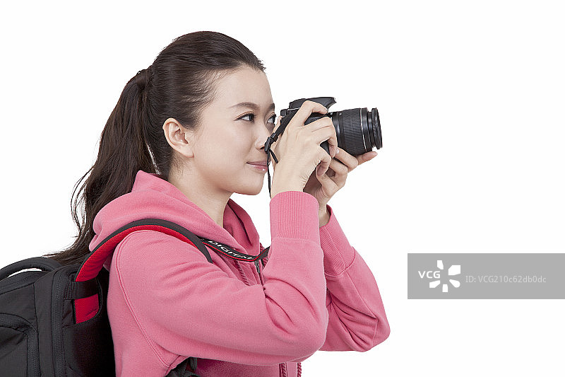 青年女子拿着相机拍照图片素材
