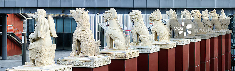 北京奥林匹克公园蹲兽雕塑图片素材