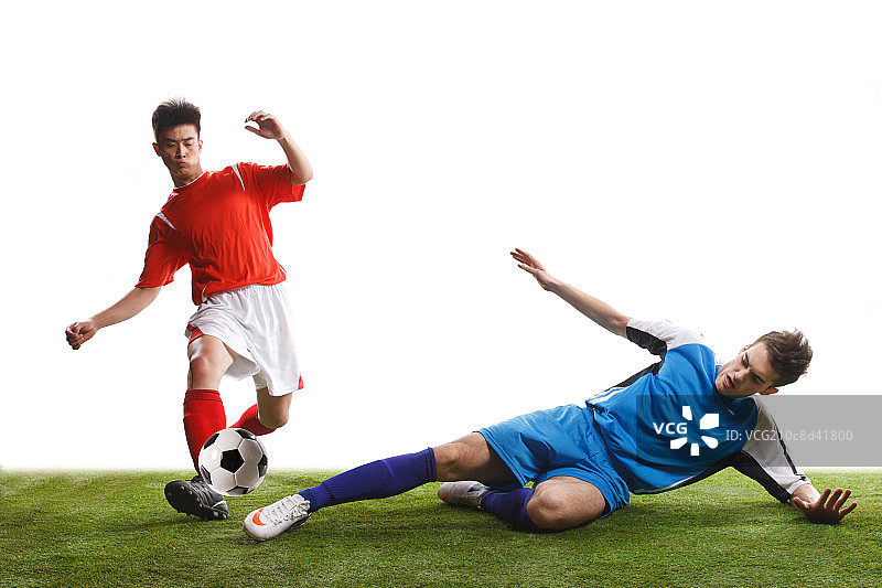 足球运动员踢球图片素材