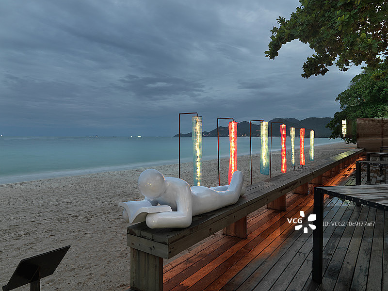 Statue on bench at beach of The Library resort; Hat Chaweng图片素材