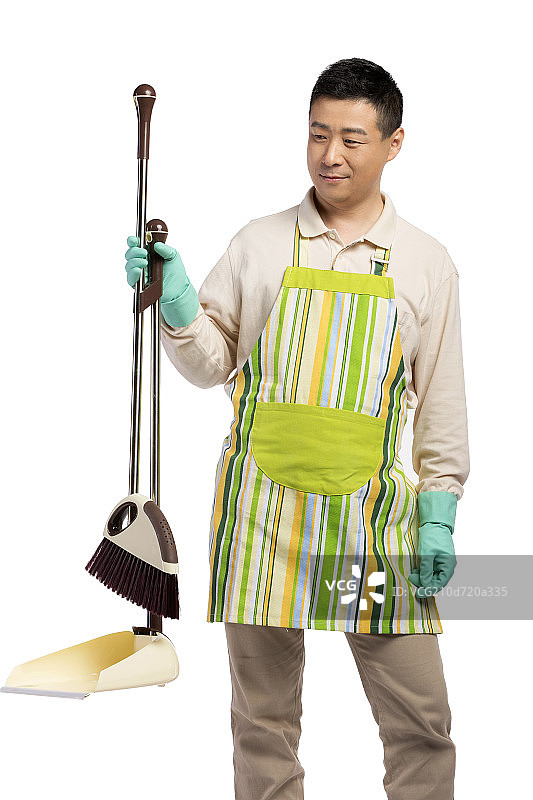 中年居家男人拿着清洁工具图片素材