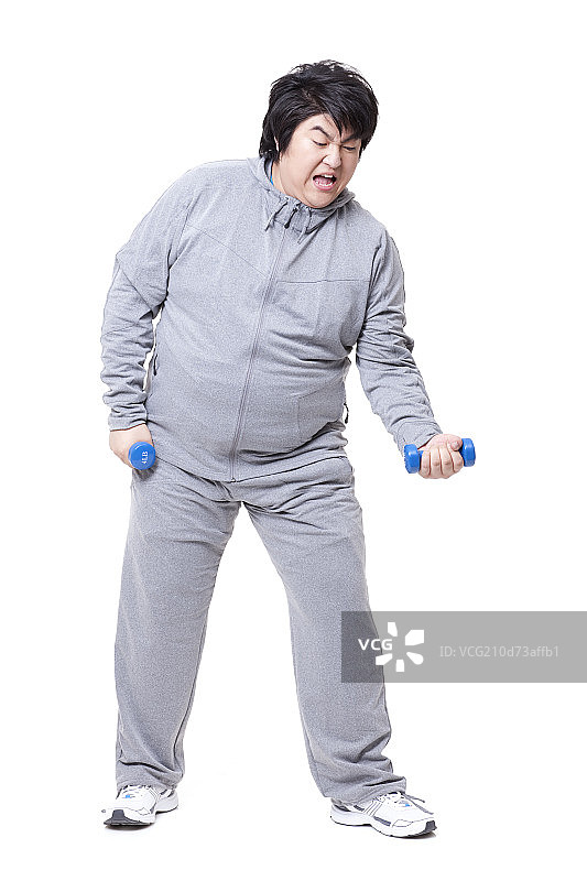 胖子举哑铃锻炼身体图片素材