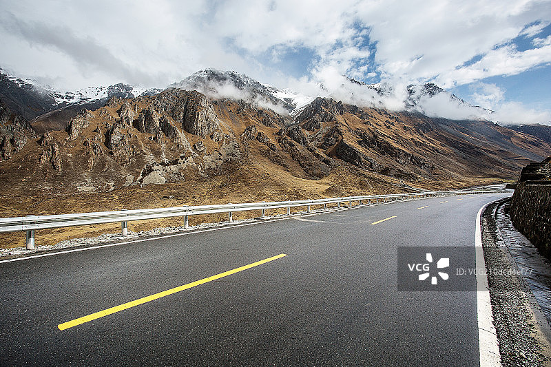 雪山脚下的公路图片素材