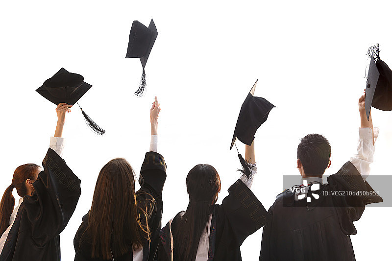 大学生在向空中抛学士帽图片素材