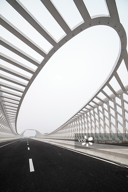 钢结构造型桥梁与道路图片素材